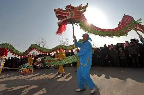 舞龍演出團(tuán)